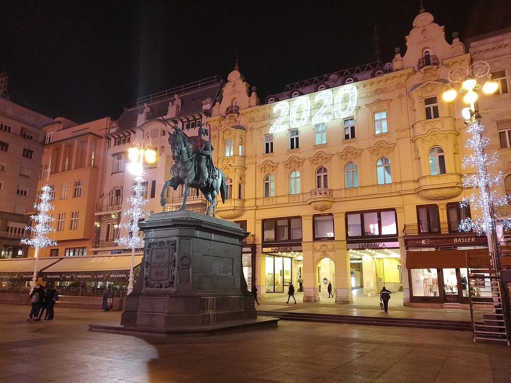Ban Jelačić Square lit for Advent, Zagreb