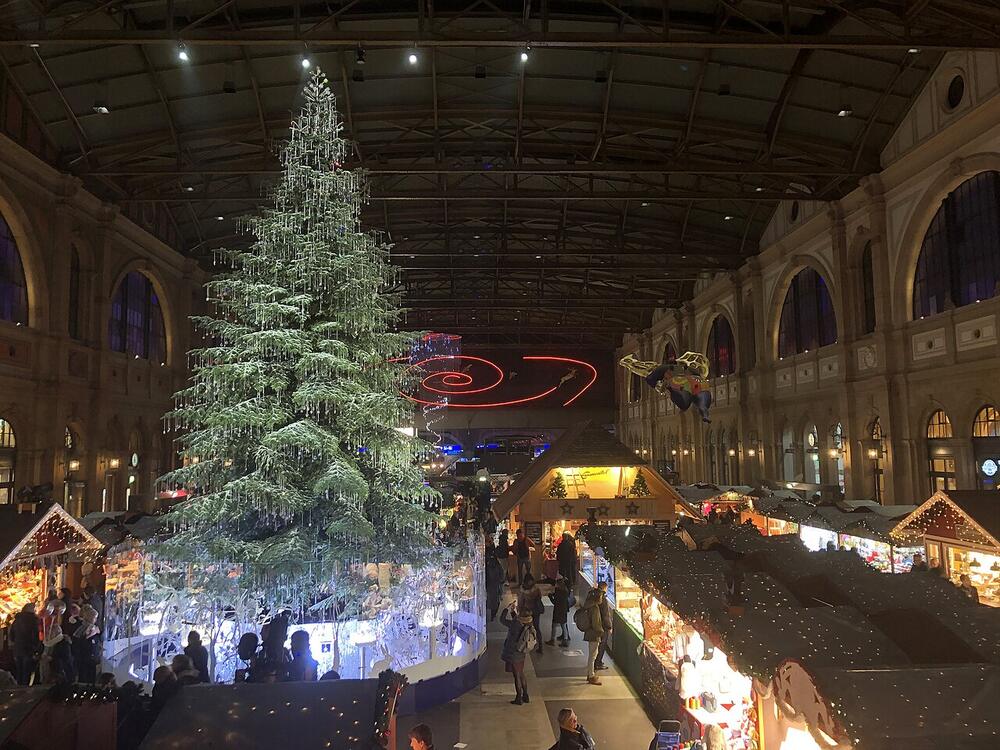 The Christmas market in the main station hall, Zurich (2019)