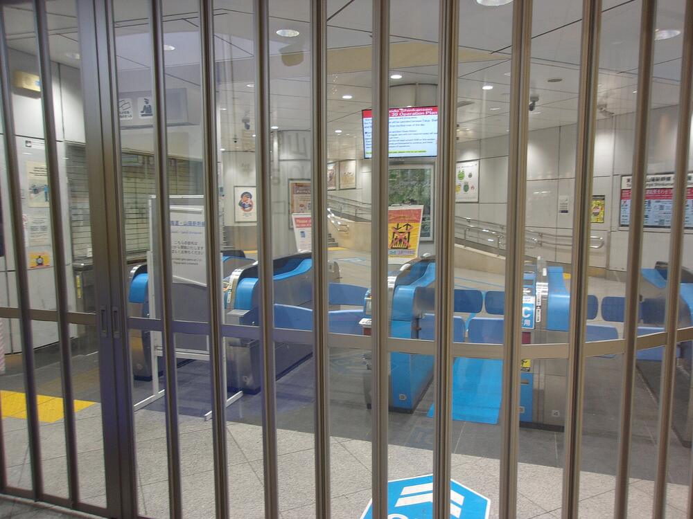 Closed Tokaido Shinkansen gates at Tokyo Station during Typhoon Shanshan, 30 August 2024