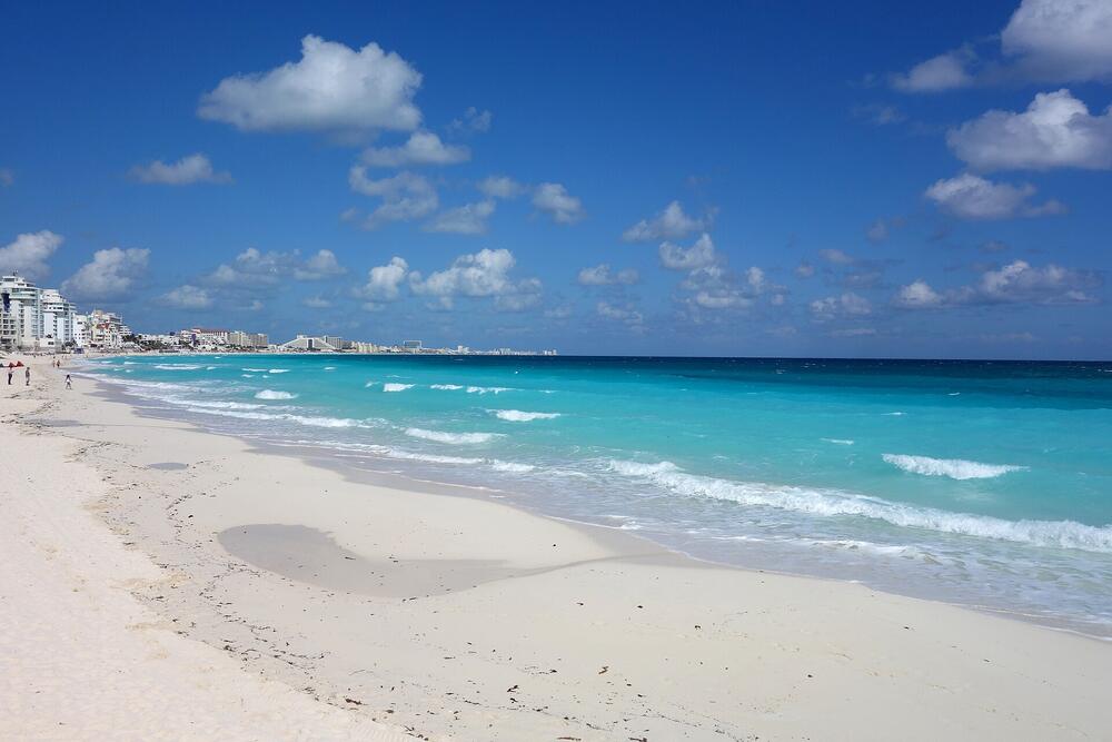 White sand and turquoise water along Cancún's hotel zone