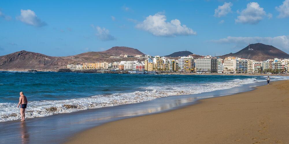 Playa de Las Canteras, Las Palmas' 3 km city beach, in mid-January