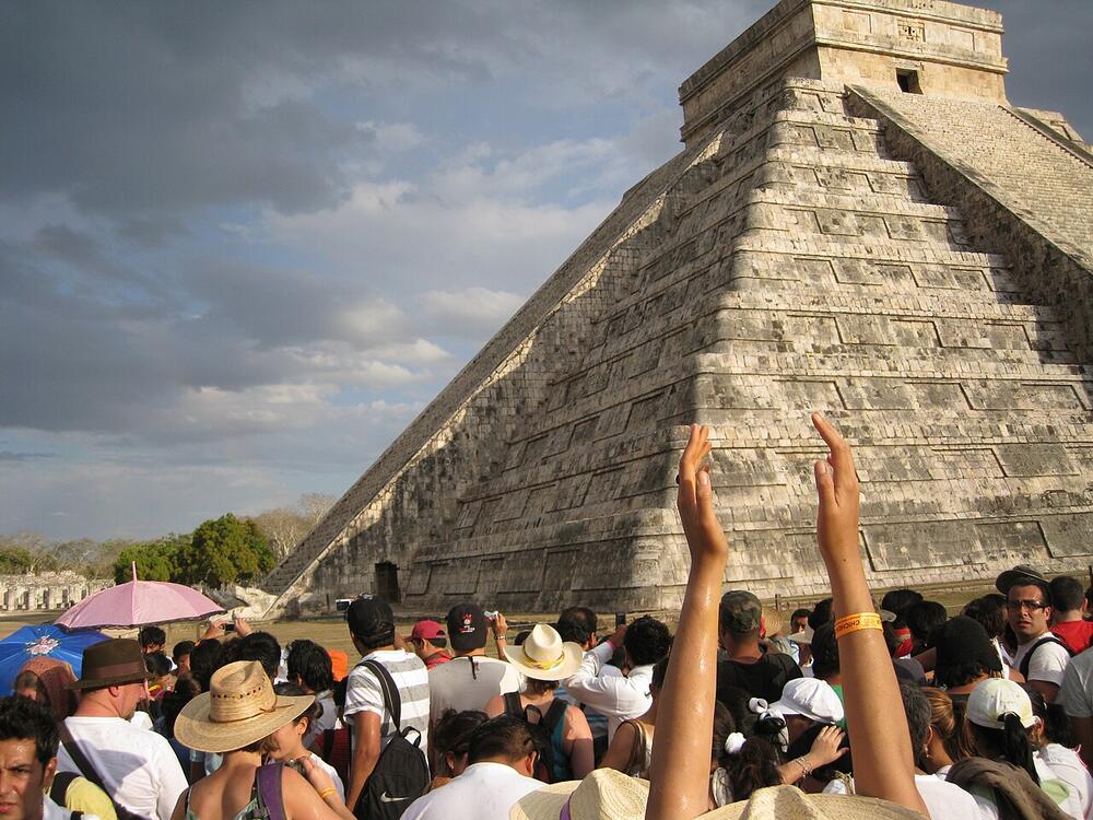 Crowds at El Castillo, Chichén Itzá, on the spring equinox (21 March 2009)