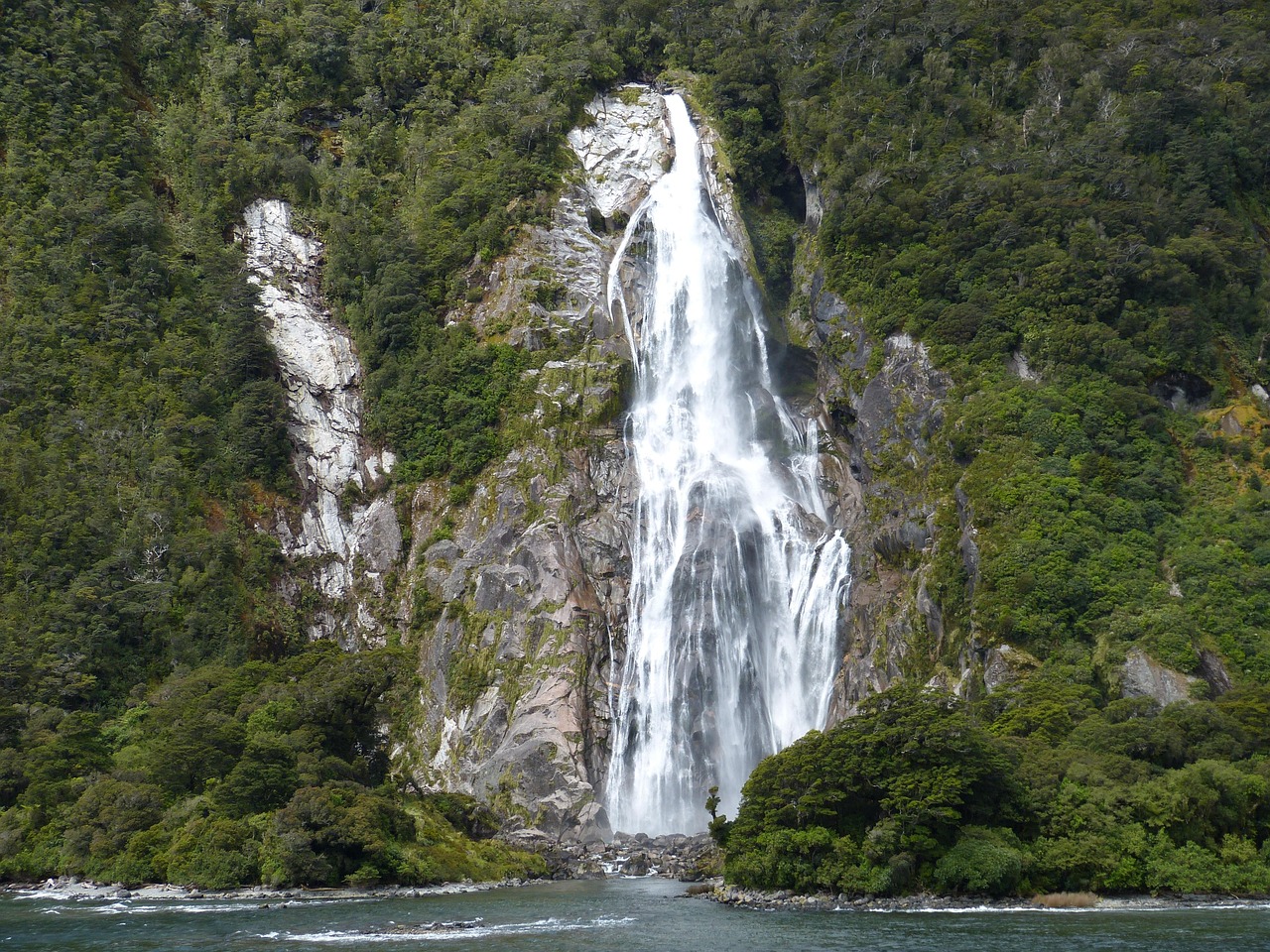 New Zealand 10 days travel itinerary - day by day guide with budget and tips